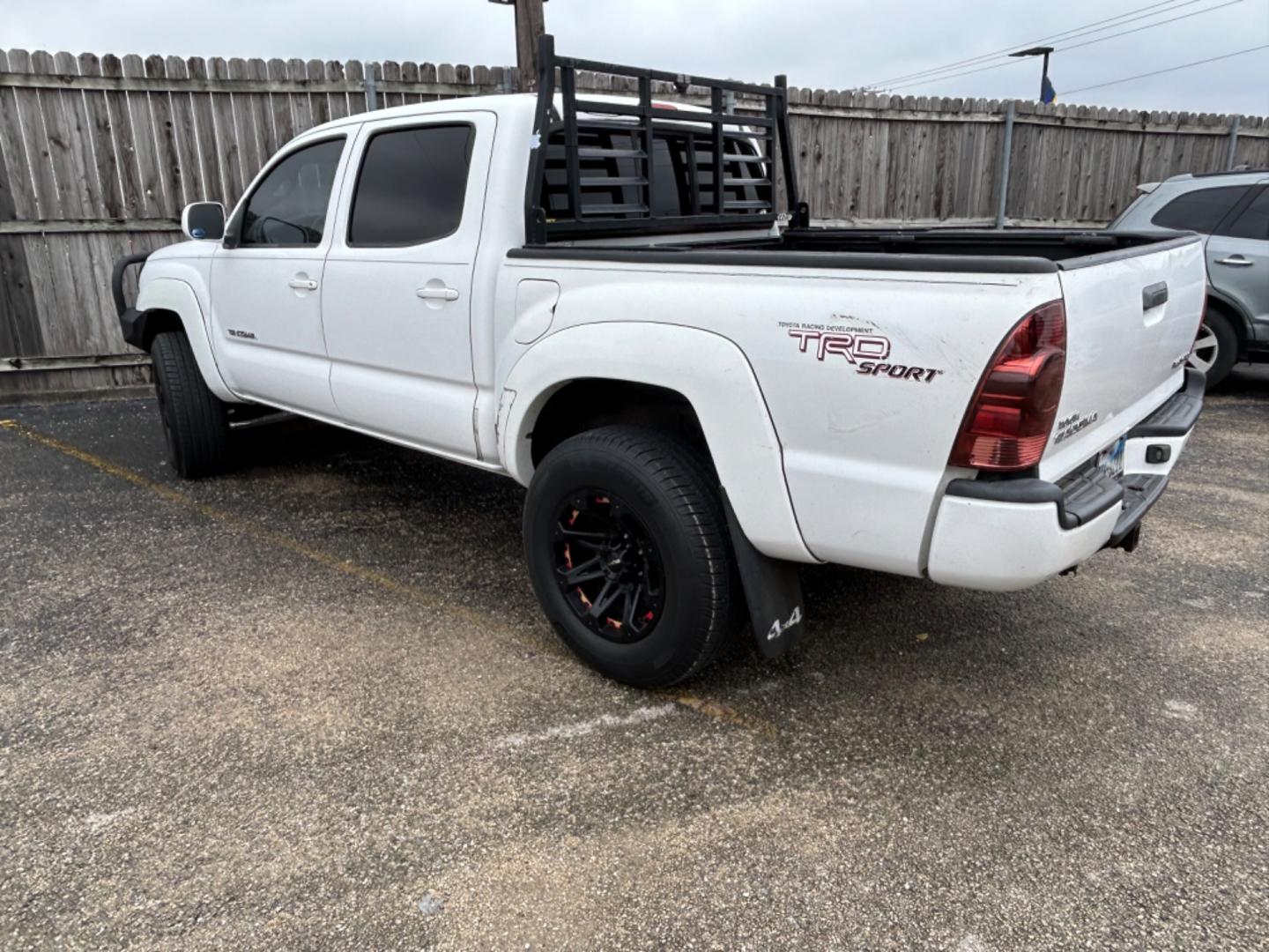 2006 White Toyota Tacoma Double Cab V6 4WD (3TMLU42N16M) with an 4.0L V6 DOHC 24V engine, AUTOMATIC transmission, located at 1687 Business 35 S, New Braunfels, TX, 78130, (830) 625-7159, 29.655487, -98.051491 - Photo#7